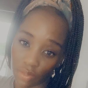 Meet your Posher, Monique